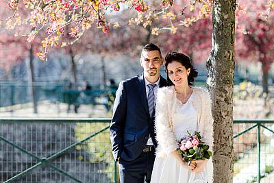 Le couple au milieu des arbres en fleur