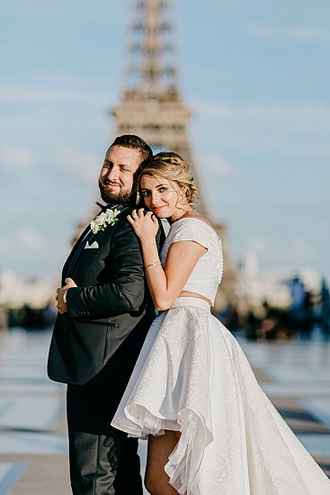 Séance photo de couple devant la Tour Eiffel