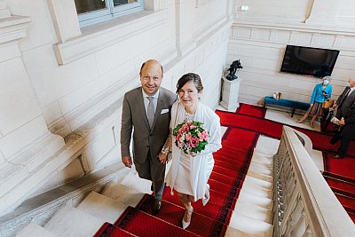 Le couple gravit les escaliers de la mairie du 16ème