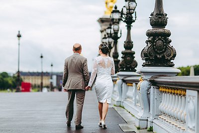 Séance photo de couple sur le pont Alexandre III