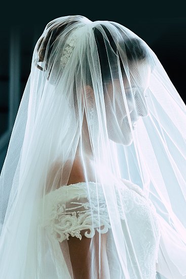 Séance photo de la mariée sous son voile
