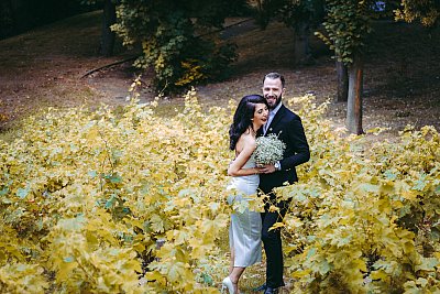 Les mariés hilares lors de la séance photo de couple dans les vignes