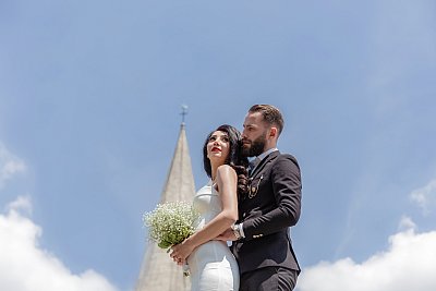 Le couple devant l'église