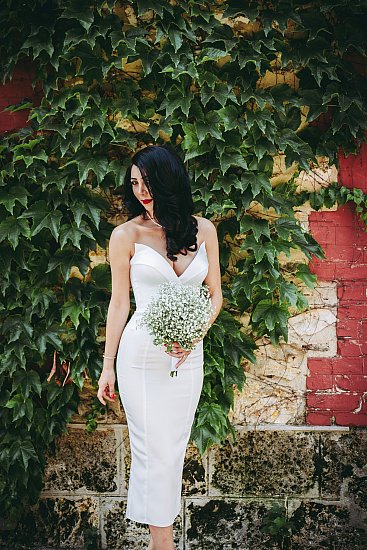 Séance photo de couple avec la mariée et son bouquet