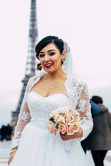 Portrait de la mariée lors de la séance couple à Boulogne-Billancourt