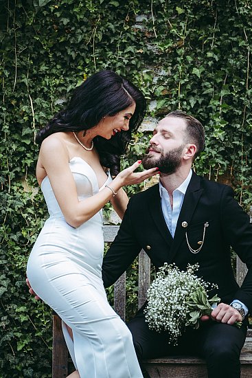 Les mariés complices lors de la séance photo de couple