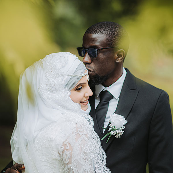 Les mariés lors de la séance photo de couple