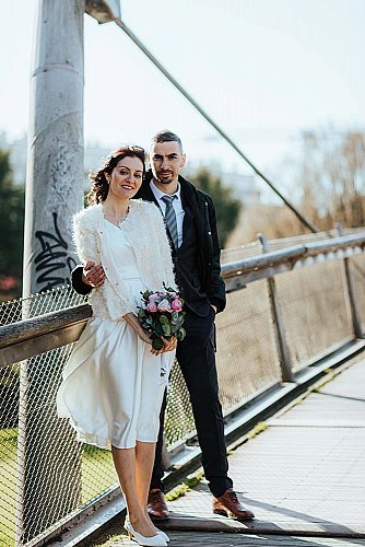 Les mariés lors de la séance photo de couple