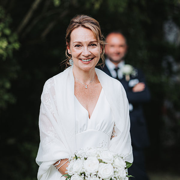 La mariée souriant avec son bouquet