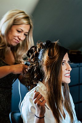 La mariée pendant la coiffure