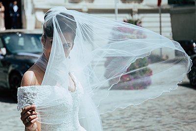 La mariée devant la mairie