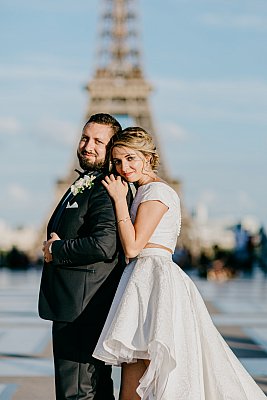 Les mariés complices pendant la séance photo de couple