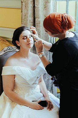 Séance de maquillage avec la mariée