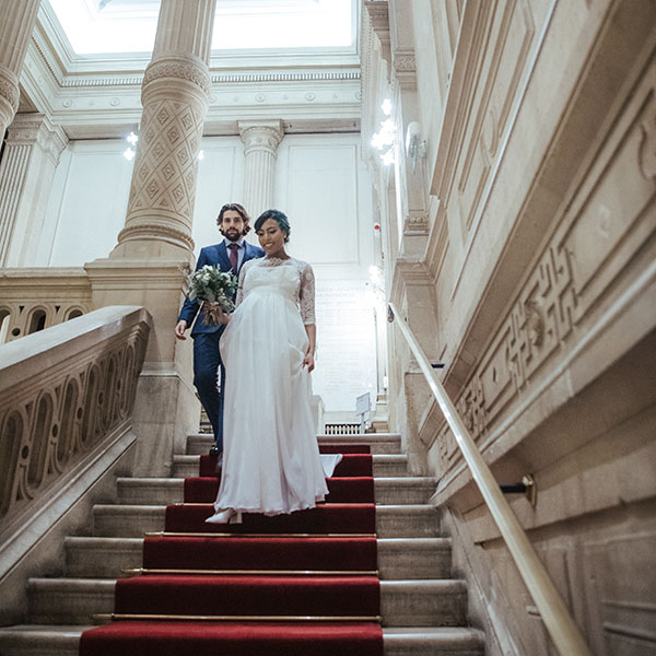 Les mariés dans les escaliers de la mairie