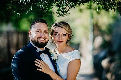 Les mariés posent lors de la séance de couple