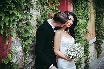 Pose des mariés lors de la séance de couple