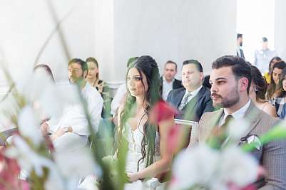 Le couple devant l'hôtel à la mairie