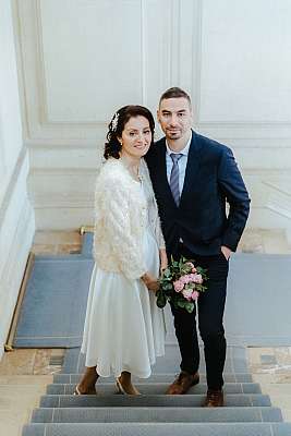 Le couple arrive à la mairie