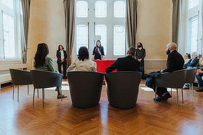 Les mariés devant Madame la Maire