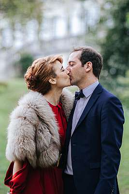 Pose romantique du couple dans la nature