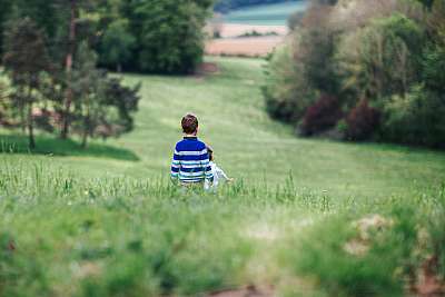 Les enfants s'amusent lors de la réception du mariage