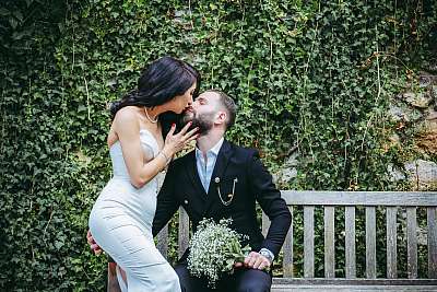 Les mariés amoureux durant la séance photo de couple