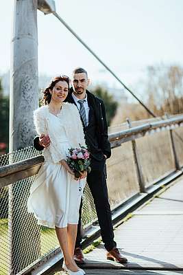 Les mariés posent pour la séance photo de couple