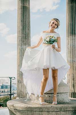 La mariée seule avec sa superbe robe