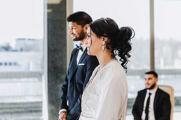 Le couple devant l'hôtel à la mairie