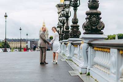 Les mariés s'amusant lors de la séance de couple