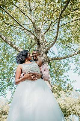 Le couple posant sous un arbre