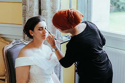 Maquillage de la mariée durant les préparatifs