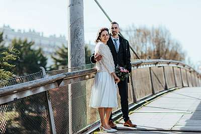 Les mariés posent pour la séance photo de couple