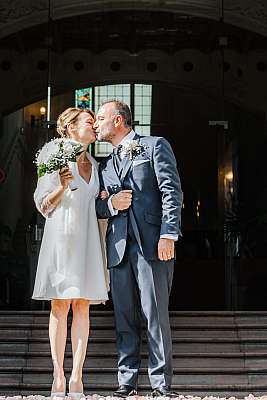 Le baiser des mariés sur le parvis de la mairie