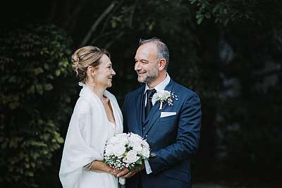 Le couple se regarde les yeux dans les yeux