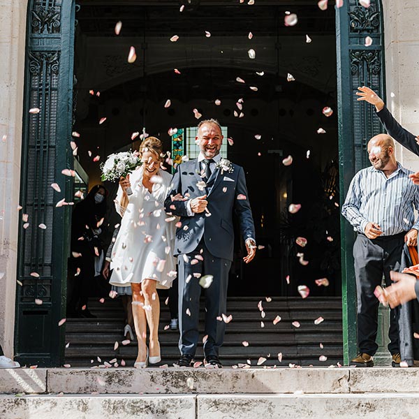 Lacher de confettis à la sortie de la mairie