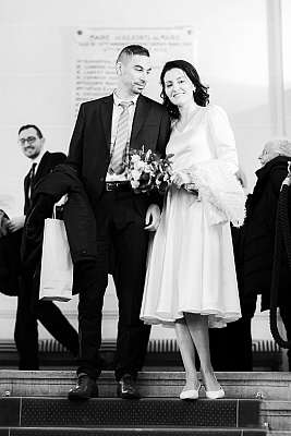 Les mariés sur les marches de la salle des mariages