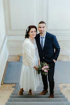 Le couple arrive à la mairie