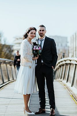 Les mariés sur un pont pendant la séance de couple