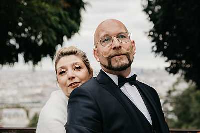 Les mariés dans les bras l'un de l'autre pendant la séance de couple