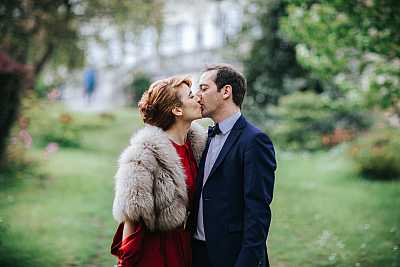 Le baiser des mariés pendant la séance de couple