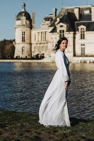 La mariée posant devant le château