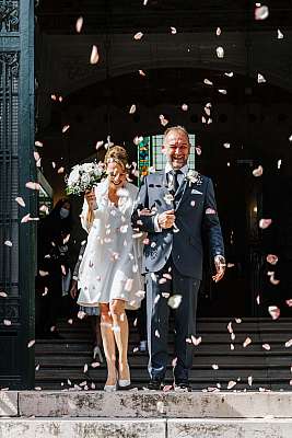 Les mariés sous les confettis à la sortie de la mairie
