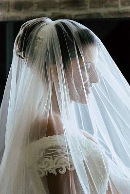 L'essai de la robe de mariée durant les préparatifs