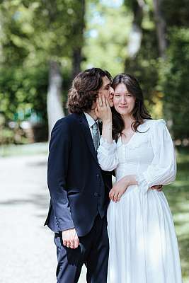 Séance photo de couple dans un parc