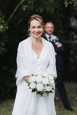 La mariée avec son bouquet dans les mains