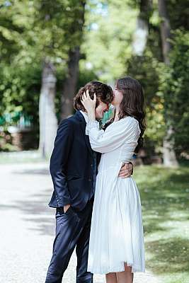 Baiser sur le front de la part de la mariée