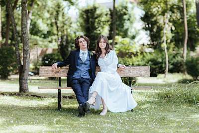 Les jeunes mariés assis sur un banc