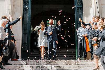 Les jeunes mariés accueillis sous les confettis