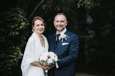 Séance photo de couple dans le jardin des mariés